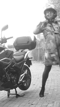 通り過ぎる車の中、透明なドレスの下で彼女のペニスが震えているのが目に入った。