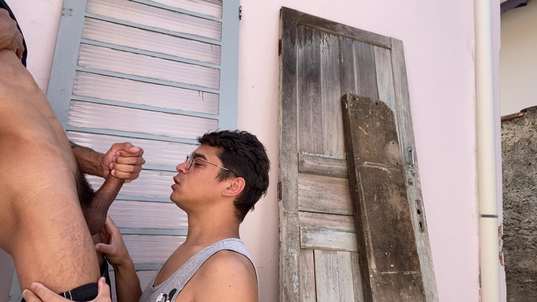 Leandro e Asafe: Tôi tìm thấy anh ấy trên đường và anh ấy chỉ thả quần...