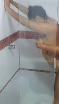 Ma Demi-soeur Et Moi Baisons Dans La Salle De Bain Avant De Sortir, Elle Me Fait Une Délicieuse Pipe