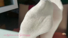 GinnaGg: Modrooká brunetka si užívá slunce a ptáků Zpívá, Foot Fetiš,...