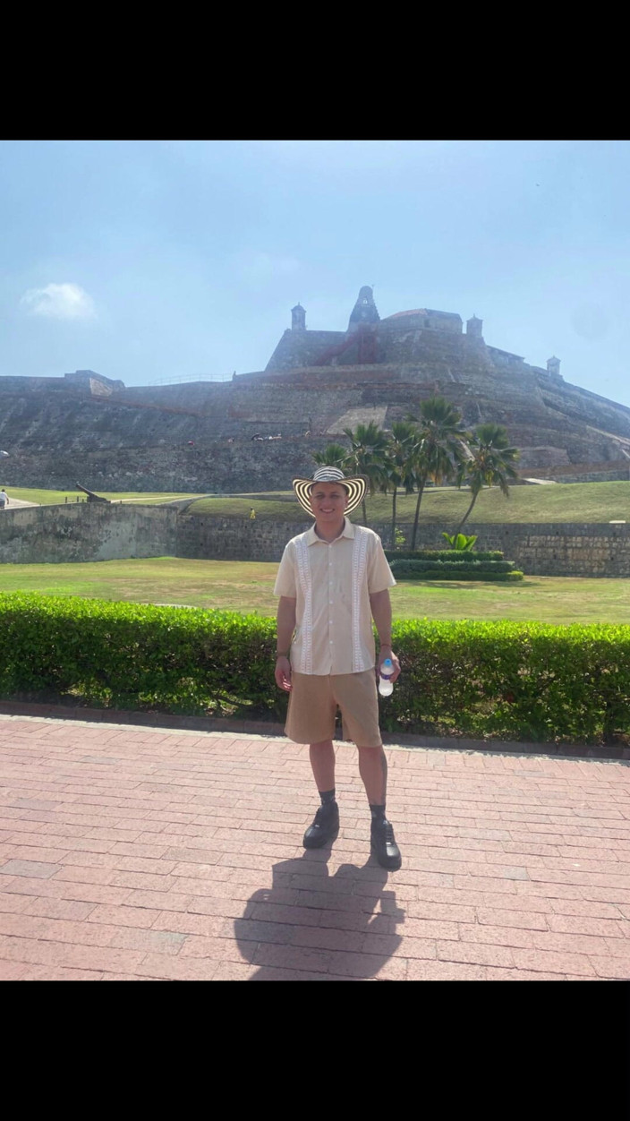 Mr Feet Colombia: Walking Through the Castle of Cartagena and I Take off...