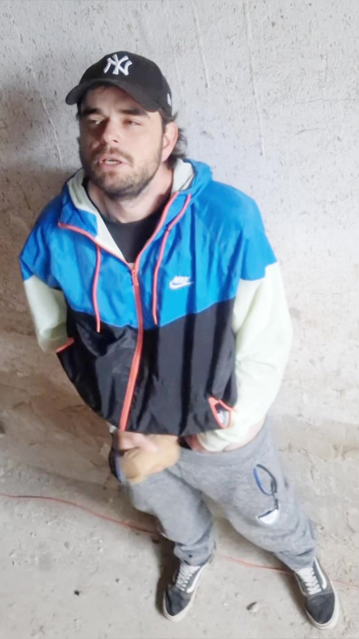 jerkofflover: У покинутій будівлі, куди я йду мастурбувати