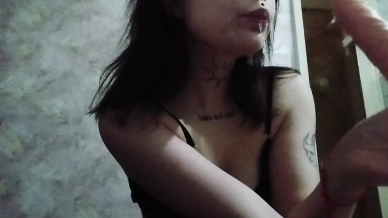 Miss_Kaprizzz19: Я прийшов з коледжу, я роздягаюся для тебе і танцюю стриптиз, подивися на мене