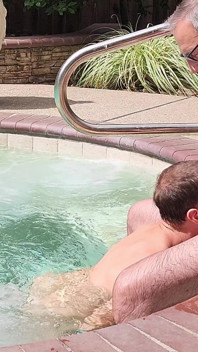 ホットタブでのホットセックス、エッチな男の子とハングダディジェイテイラー屋外
