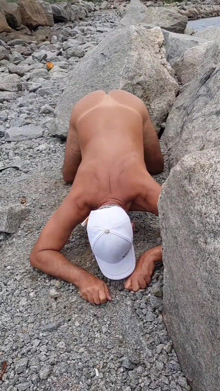 Ladysilvas: Naga Ladysilva na skałach popisuje się opalonym tyłkiem z seksownym...