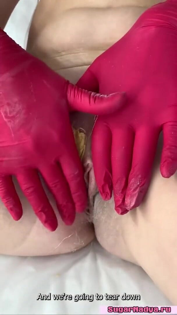 SugarNadya: Auto-épilation de la chatte juteuse d'une belle maîtresse