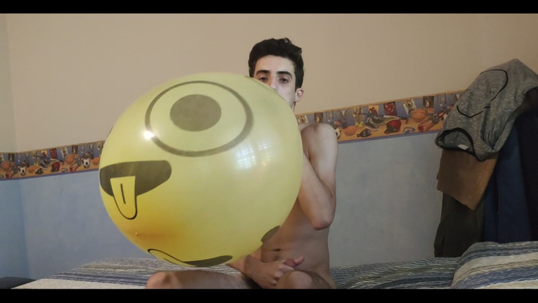 Floatie Boy: हिलाते हुए विशाल स्माइली गुब्बारे को उड़ाना