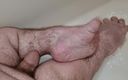 Midget120: Cewek cebol pamer kaki dan crot di kakinya