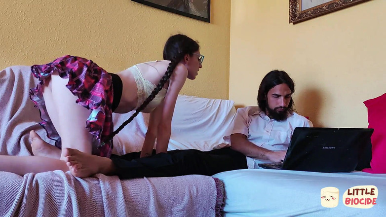 LittleBiocide: Trabajas mucho papi, te doy una mamada y te follo...