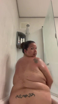 WildEnglishBBW in der dusche reibt meine muschi und fingert meinen arsch