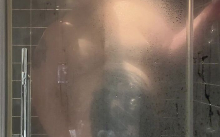BigBearFrankfurt: Masturbation in the Shower