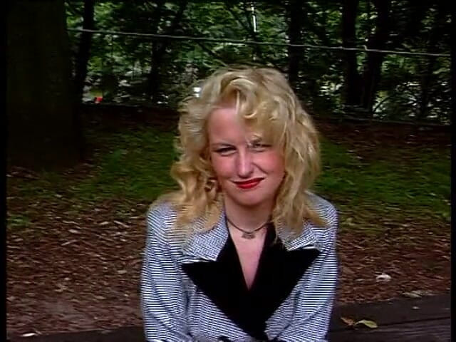 Lucky Cooch: Rubia con clase dando una entrevista al aire libre