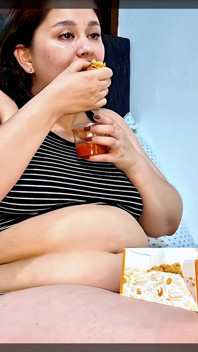 Nicole Vult Op Gebakken Kip En Plaagt Haar Groeiende Buik