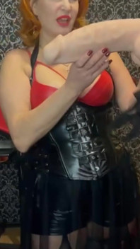 นาง dominant ถือดิลโด้ยักษ์สำหรับทาสสาวประเภทสอง