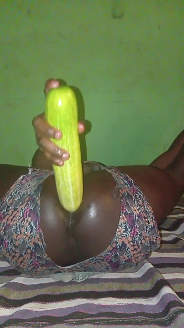 Badman4606: Cậu bé khoe cặp mông to của mình