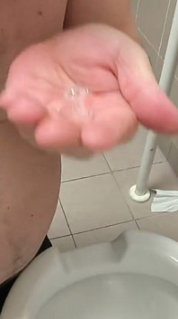 Olizování veřejného záchodu