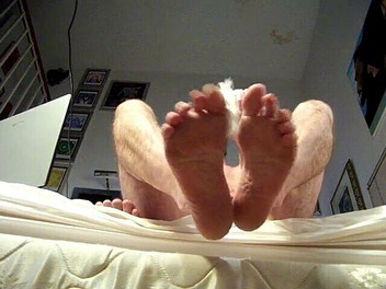 Hairyartist: Si diverte con i piedi con il solletico