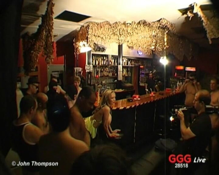 GGG John Thompson Classic Retro: Ggg - Blondes Schätzchen Gangbang Live Auf Der Bühne
