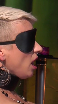 Blonde deepthorat - německá BDSM