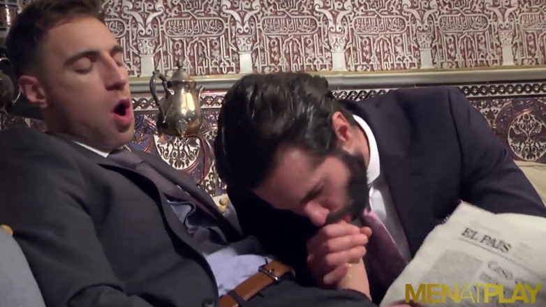 Menat Play: Menatplay - Dani Robles, étalon barbu, se fait baiser par Kayden Gray