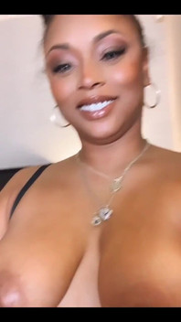 Chcete si sát moje hezké bradavky?