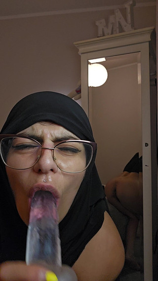 MiaNIqab: Mijn dildo pijpen terwijl ik ondeugende dingen zeg Mia Niqab