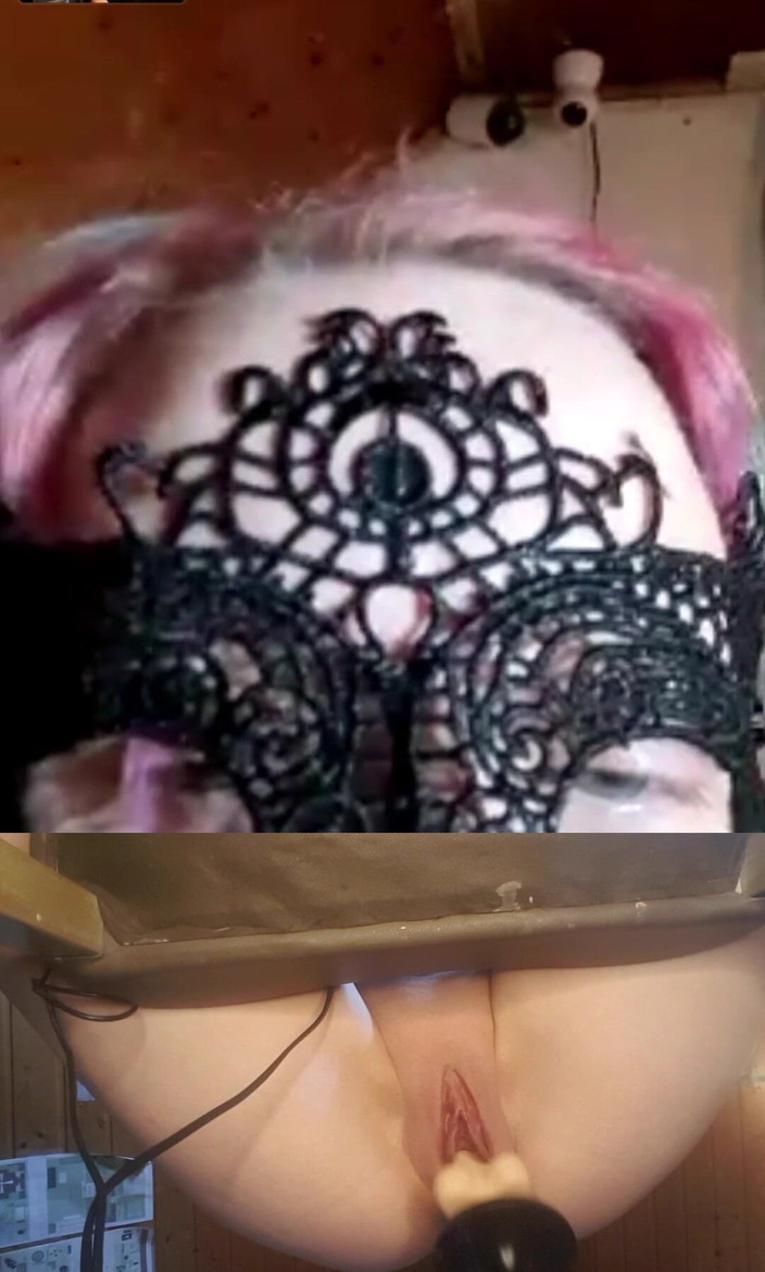 KittieNoOne: Moglie calda usa la macchina del sesso