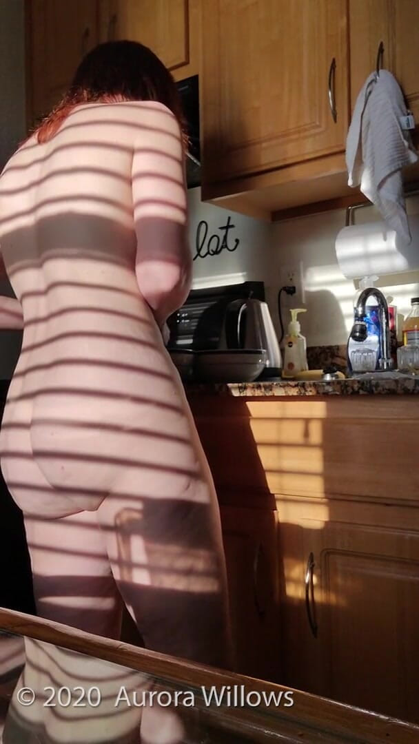 Aurora Willows: Nude making breakfast on vacation