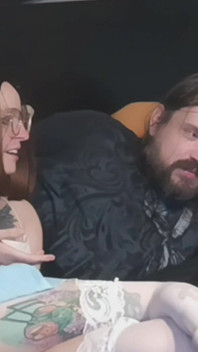 Cosplay żona złapała męża grającego w niegrzeczną grę wideo