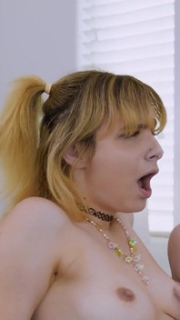 핫한 운동 후 서로를 탐험하는 가장 친한 친구 Myra Moans와 Evie Christian