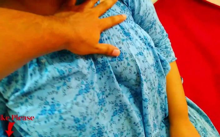 Aria Mia: Madrastra culona milf atrapada debajo de la cama cuando limpia...