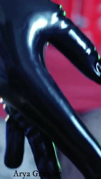 Sexy MILF mit großem natürlichem körper neckt im Latexcatsuit, kostenlosem Porno-XXX Gummi-video