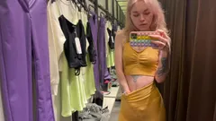 Jeux dépravés dans la cabine d'essayage.  Je voulais faire une vidéo torride, mais je suis excitée et éjacule dans les vestiaires