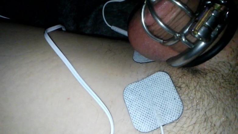 Sadie Boner: La bella sissy Sadie ha ingabbiato l'orgasmo con l'e-stim