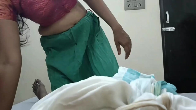 Desisexqueen: मेरे सौतेले पापा के काम के लिए रवाना होने के बाद मेरी सौतेली मम्मी उसे चोदना चाहती है