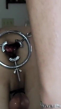 Mia moglie mi spalanca il culo con un gape e piscia dentro