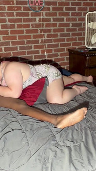 Cewek sange ini lagi asik nyepong kontol besar sampai crot