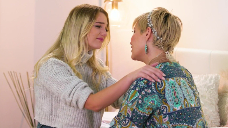 Girlsway: Girlsway - ateşli kız orta yaşlı seksinin vücudunu kullanarak geç üvey kız...