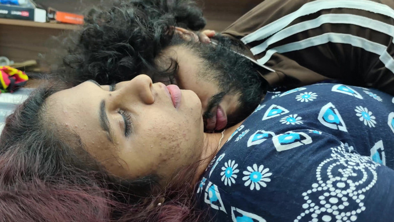 Vaigavarun45: お尻に押し付けるキス、首にキス、膣を擦り、ナイティの中でキスする