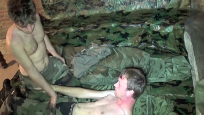 Straight fucking boy in uniform: Gizli bodrum katında seksi ordu tarafından sikiliyor