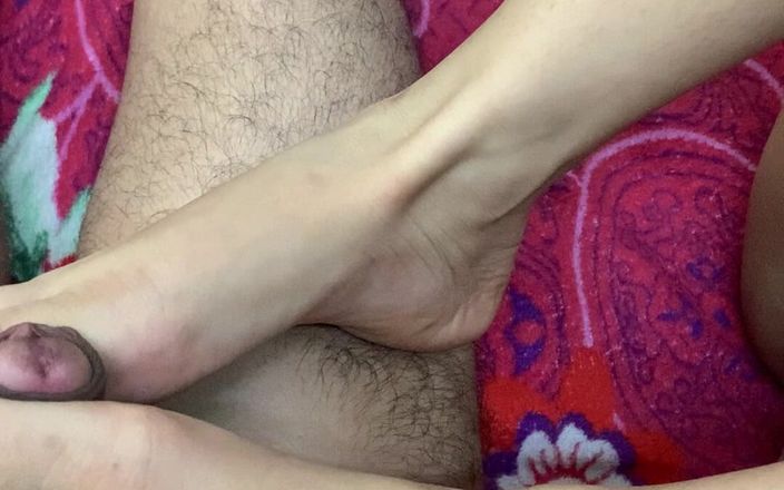 Wicked Aryan: Dotýká se sama sebe a dává mi footjob
