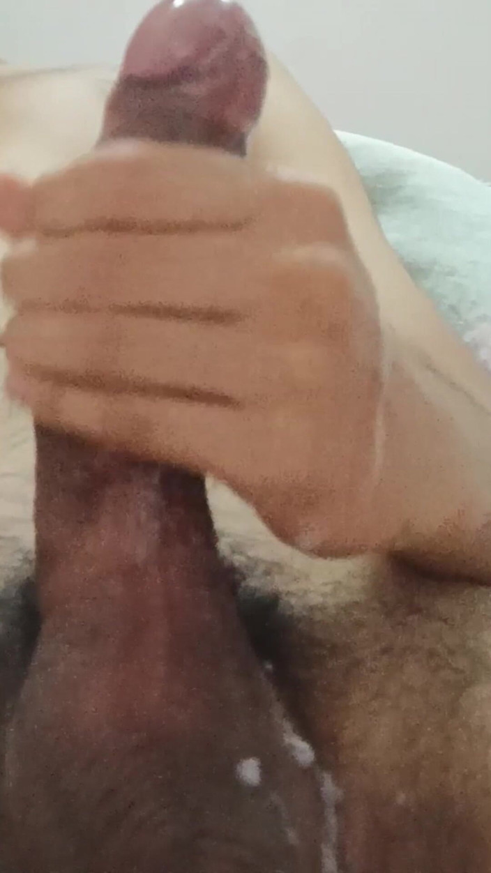 slayboy69: 热辣的男孩控制他的大鸡巴和大球，并在高潮后射精
