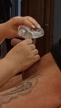 Nachbarin macht einen Öl-schwanz-handjob