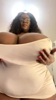 Czarna gigantka podskakuje jej cycki