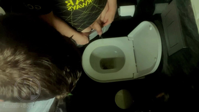 AmateurBoysPissing: Amateur Boys Peeing Together