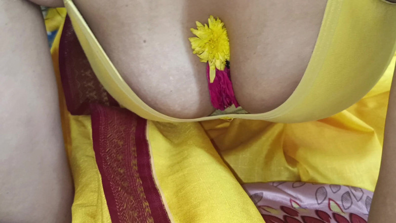Wonder: 黄色纱丽服热乳房乳头舔舐
