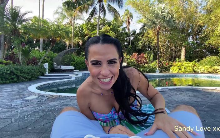 Sandy Love: Un enorme creampie in piscina.