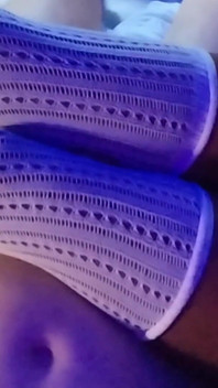 Thủ dâm với vớ lưới cá trắng giữa đùi của con đĩ da đen quyến rũ của tôi