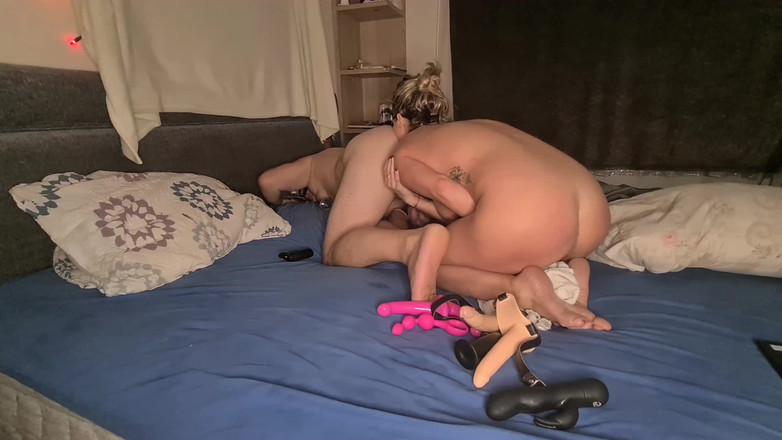 Anal Fetish Couple: MILF amatur seksi mengongkek cara dia tahu yang terbaik dan...