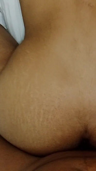 Tonårig flicka får sin första riktiga orgasm18+